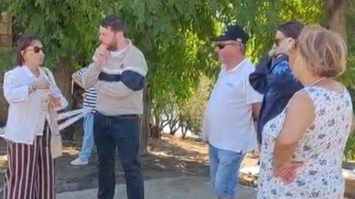 El diputado Paulo Ríos en Ons con representantes vecinales.