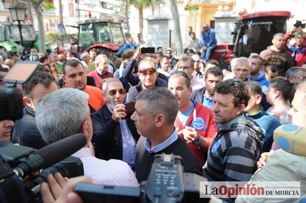 Los tractores se marchan de Murcia después de 29 horas