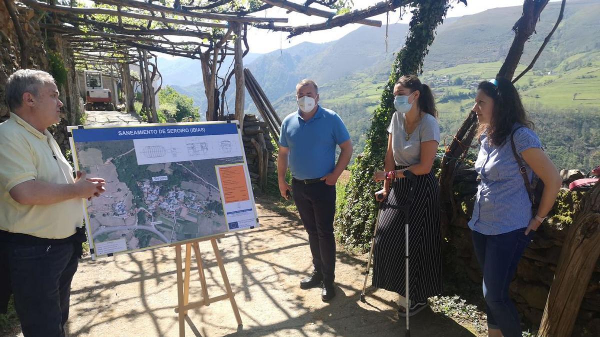 Por la izquierda, el director de la obra, Javier Rodrigo; el concejal Marcos Rodríguez, la alcaldesa, Gemma Álvarez, y la directora general del Agua, Vanesa Mateo, en la visita a la obra de saneamiento de Seroiro. | R. T. C.