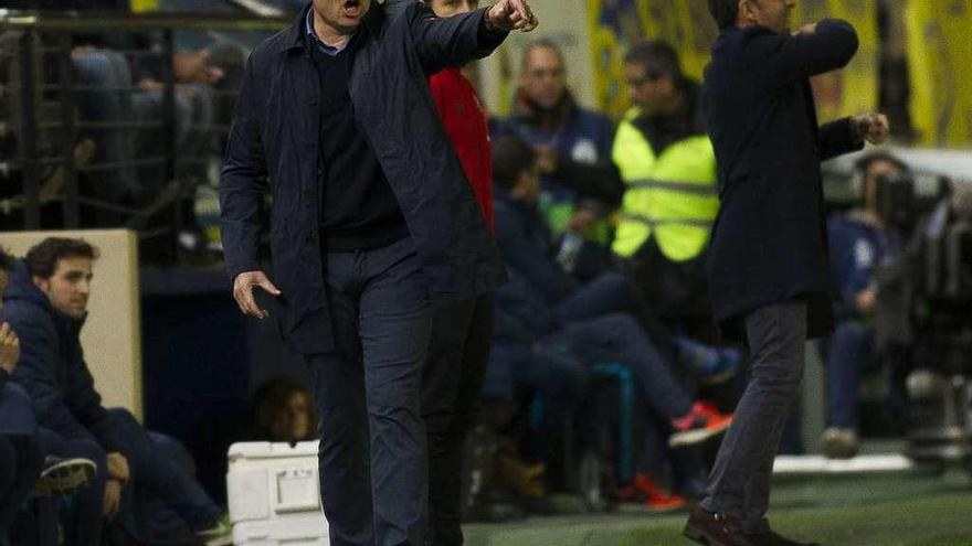 Cristóbal Parralo da instrucciones ayer en el estadio de La Cerámica.