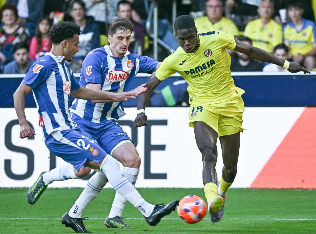 Villarreal's French forward #15 Thierno Barry fights for the ball with Espanyol's Spanish-Moroccan defender #23 Omar El Hilali and Espanyol's Albanese defender #04 Marash Kumbulla during the Spanish league football match between Villarreal CF and RCD Espanyol at La Ceramica stadium in Vila-real on April 27, 2025. (Photo by JOSE JORDAN / AFP)