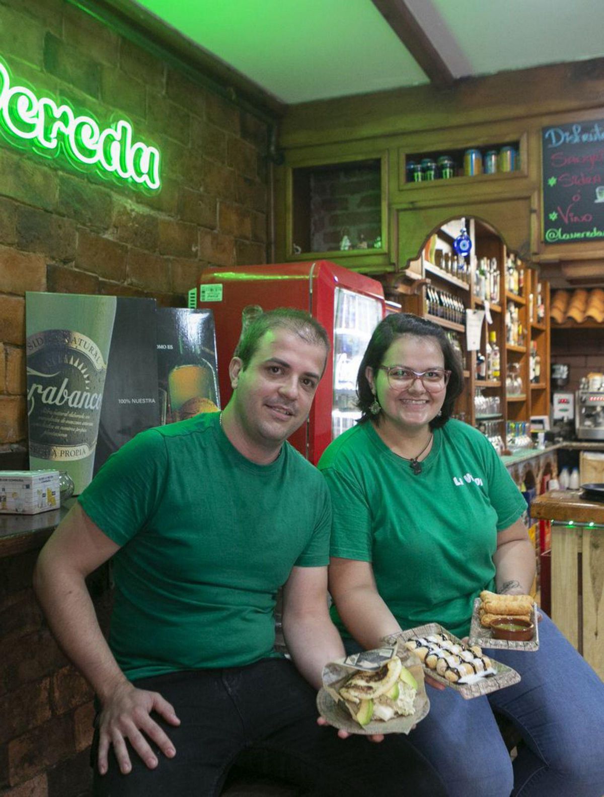 Arriba, a la izquierda, los venezolanos Luis Miguel Gonçalves y Yuli Pita, en su restaurante; a la derecha, Luis Ignacio Chacón, Marta Bruno, Luis Chacón y Simón Alberto Chacón, de Caracas. Abajo, a la izquierda, Javier Fernández Corujo, en su despacho de Cangas del Narcea. A la derecha, los cubanos Javier Rojas y Tamara Rondón. | LNE