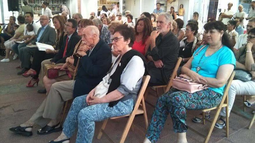 Inauguración de la Feria del Libro en Benavente con el pregonero y las autoridades en primer término