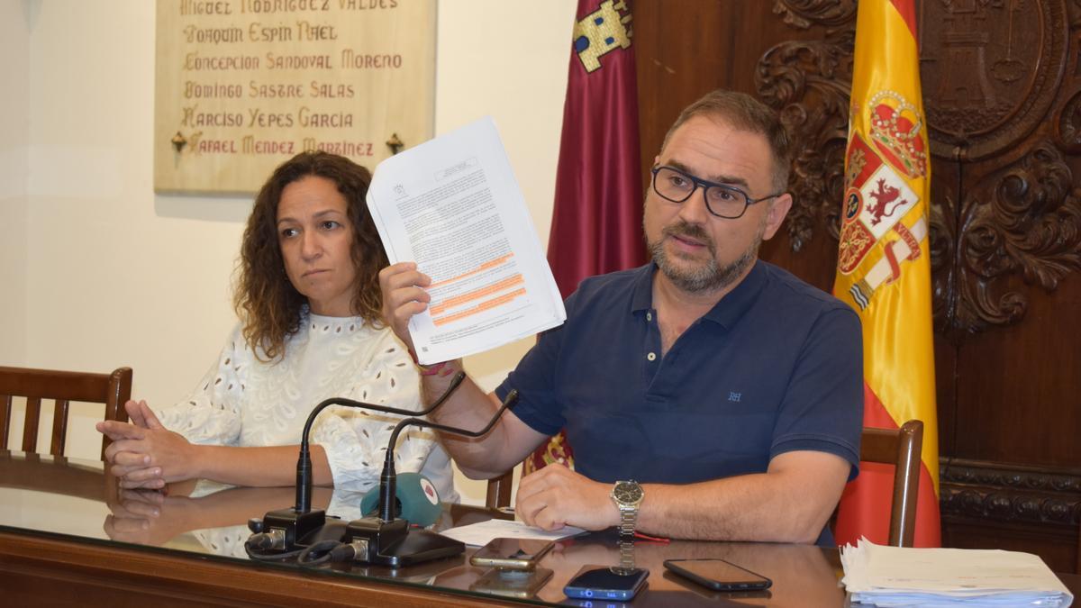 Isabel María Casalduero y Diego José Mateos, concejales del PSOE, este martes en el Ayuntamiento de Lorca.
