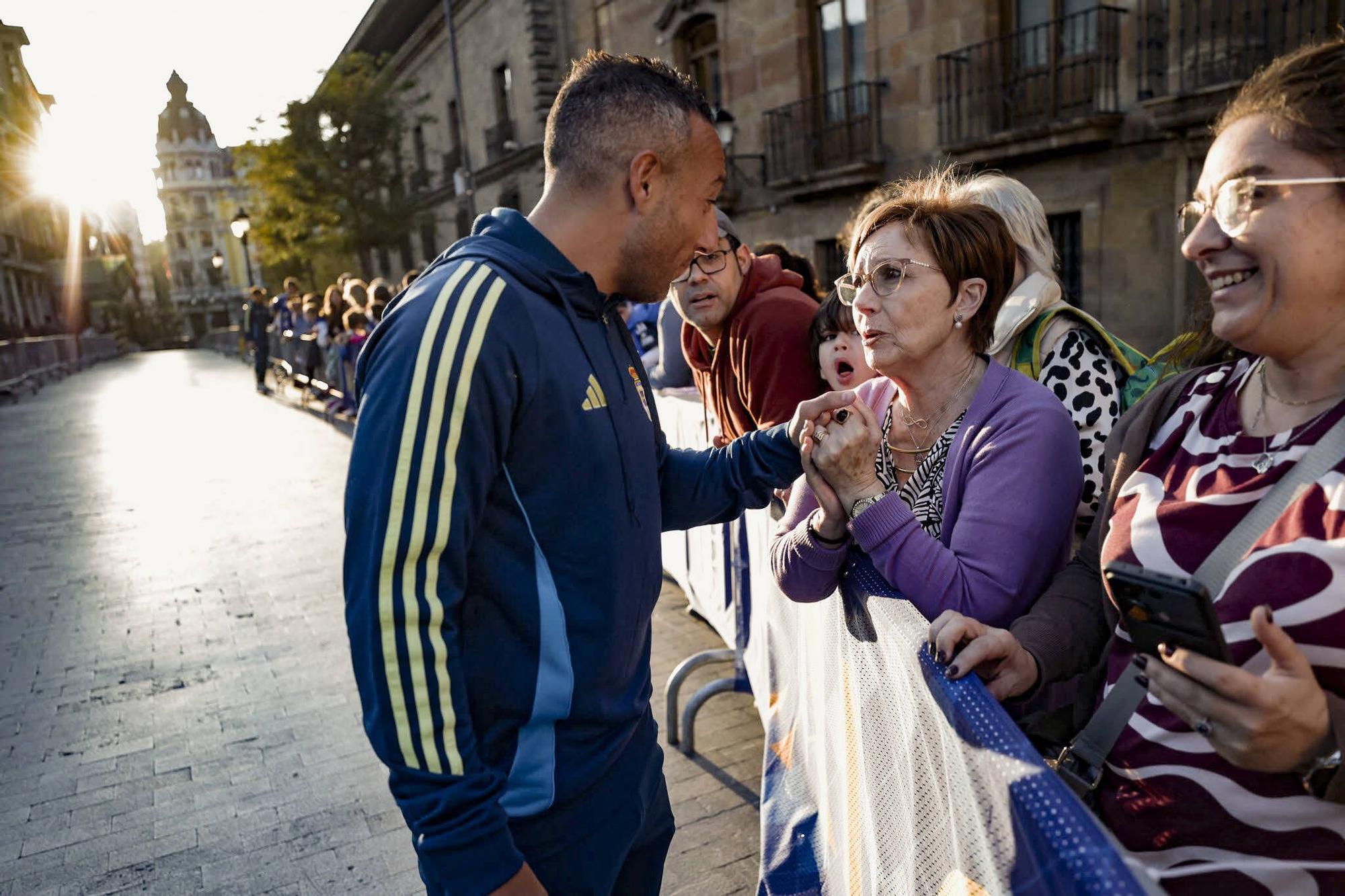 Locura azul en Oviedo: así fue la entrega de los nuevos coches a la plantilla en la plaza de la Catedral
