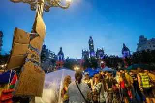 La acampada de València encara su cuarta noche en la plaza del Ayuntamiento