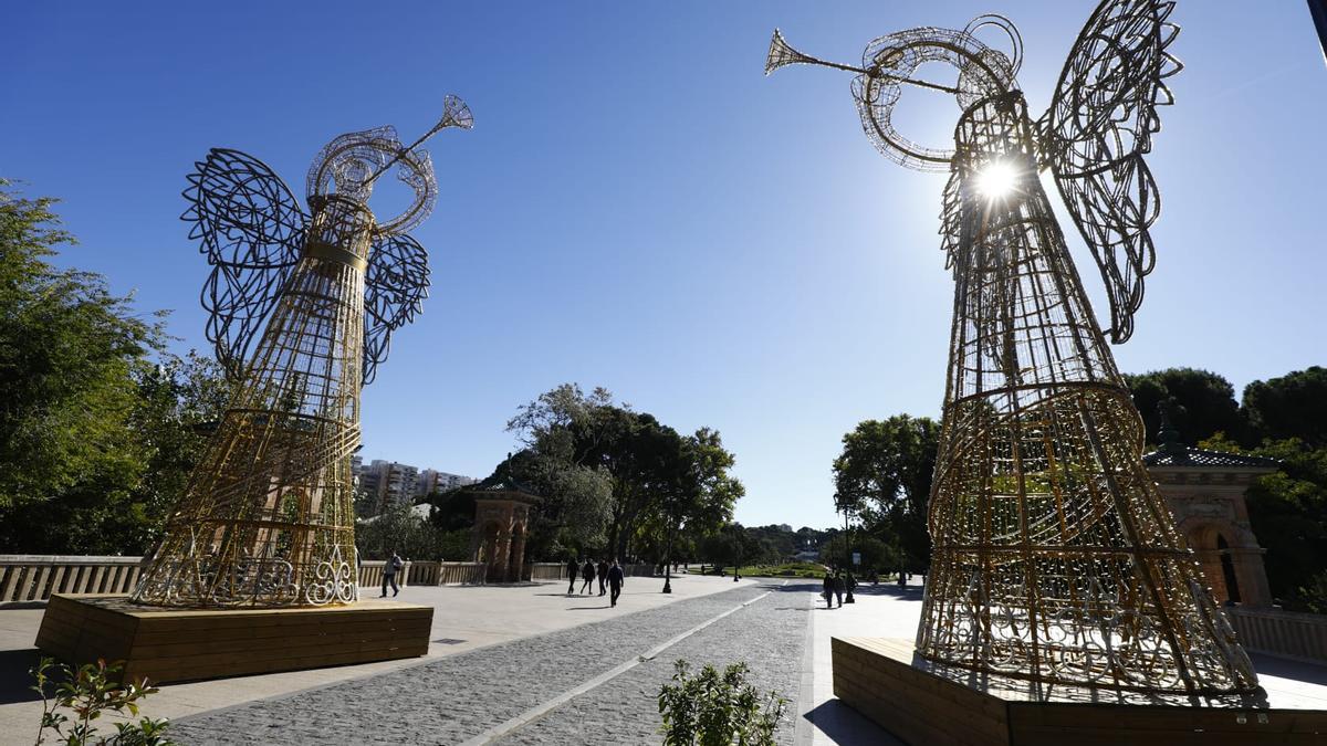 Las estatuas de los ángeles de Navidad en la entrada del parque Grande José Antonio Labordeta