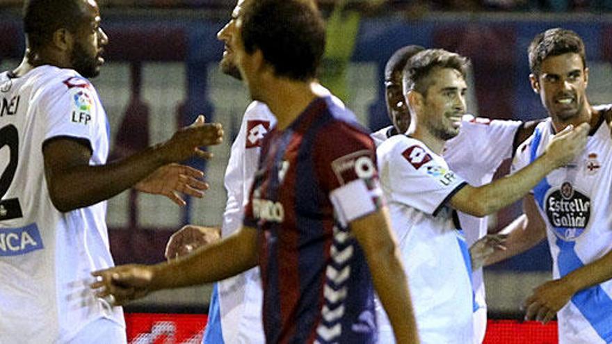 Los jugadores del Deportivo celebran el gol que les dio la victoria.