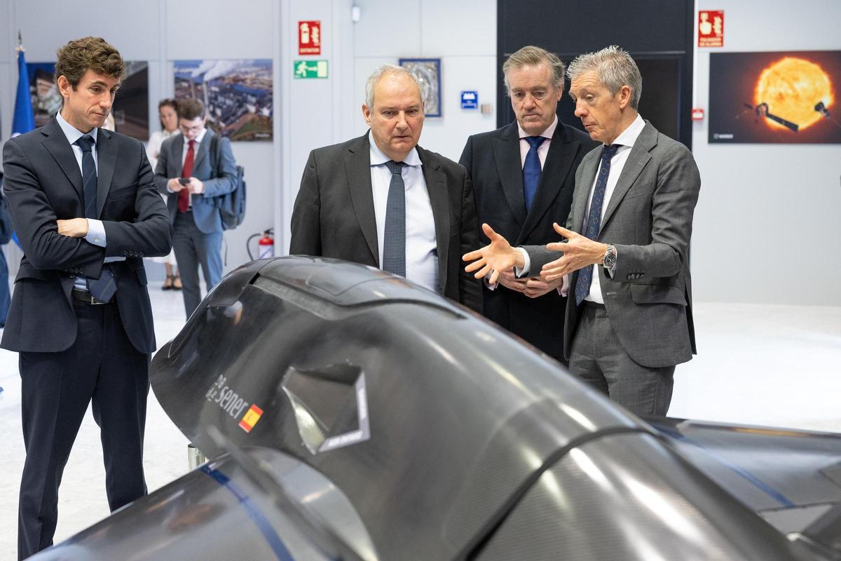 Gabriel Alarcón, director general corporativo de Sener; Jorge Sendagorta, CEO; el ministro de Industria y Turismo, Jordi Hereu; Andrés Sendagorta, presidente de Sener; y José Julián Echevarría, director general de Aeroespacial y Defensa.