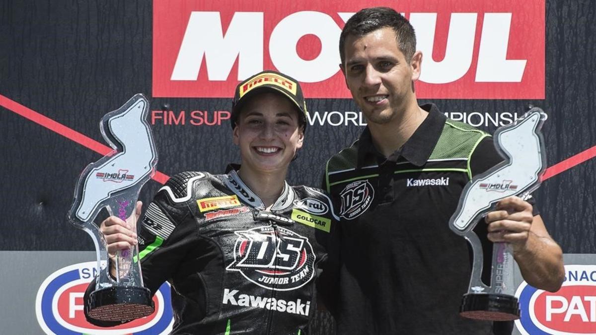 Ana Carrasco, junto a su jefe de equipo, en el podio de Imola, el pasado domingo.