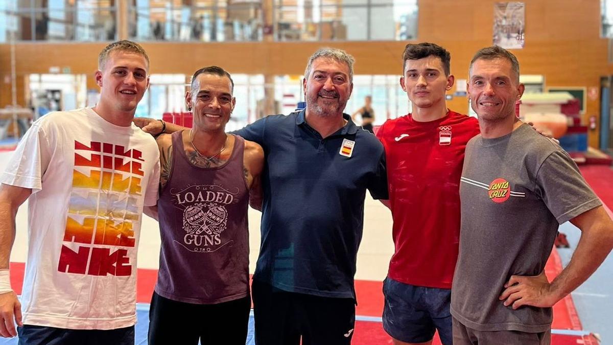 Gervasio Deferr y Víctor Cano junto a los gimnastas Nicolau Mir y Josh Smith