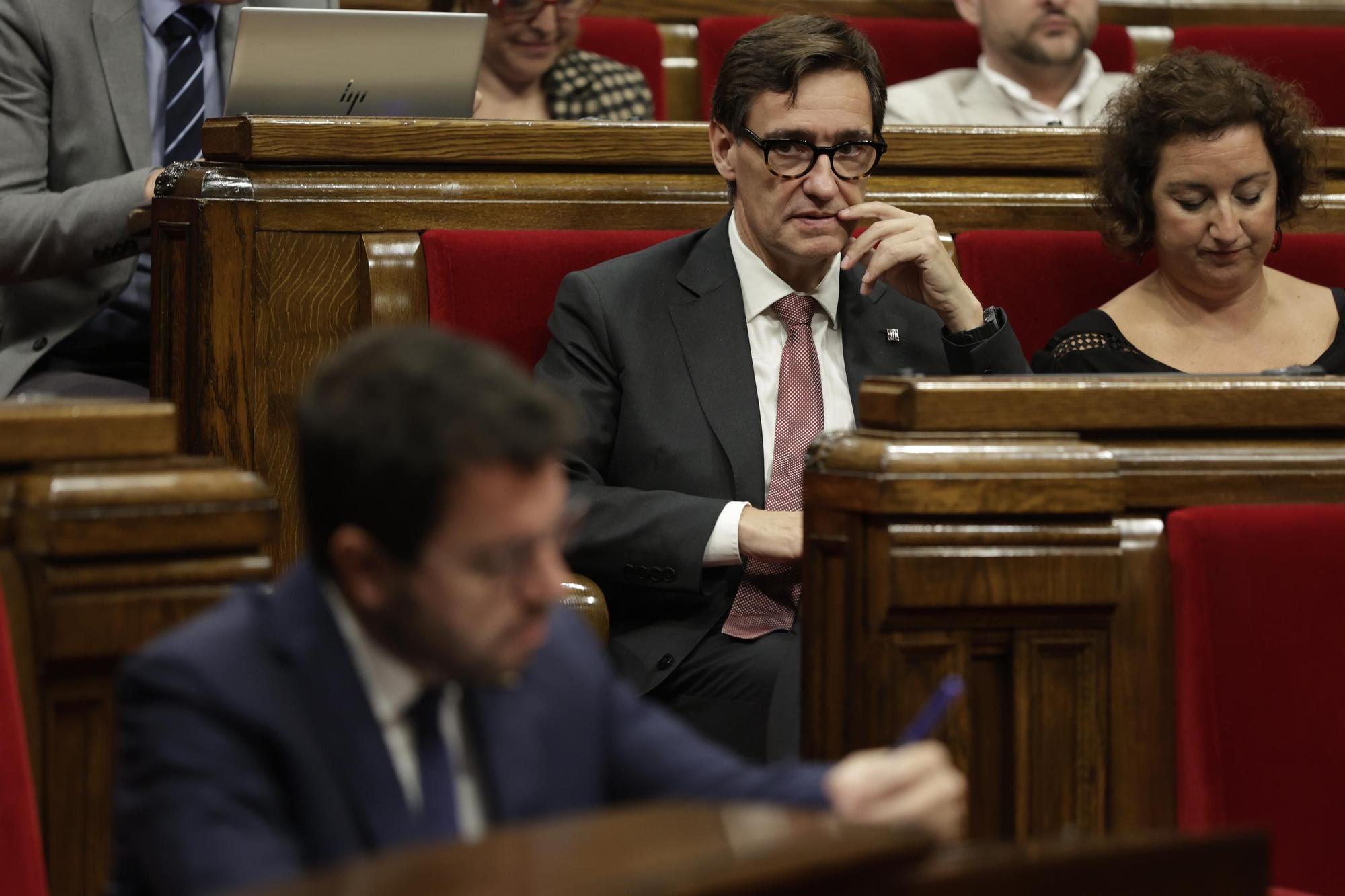 Salvador Illa con Alícia Romero, observando al 'president' Pere Aragonès durante un pleno en el Parlament