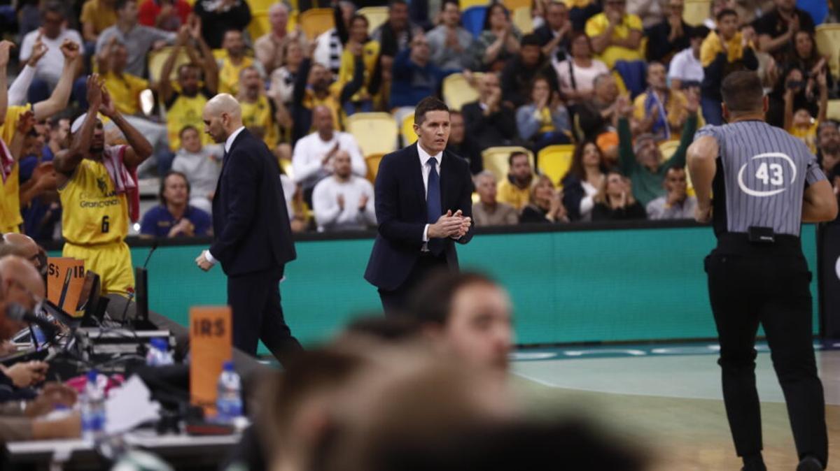 Jaka Lakovic da instrucciones desde la banda durante el partido del pasado miércoles ante el Trento.