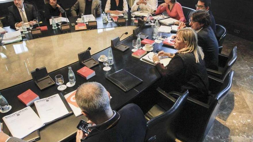 La reunión de la Junta de Portavoces, con la silla vacía del representante del PPC Enric Millo. // Efe