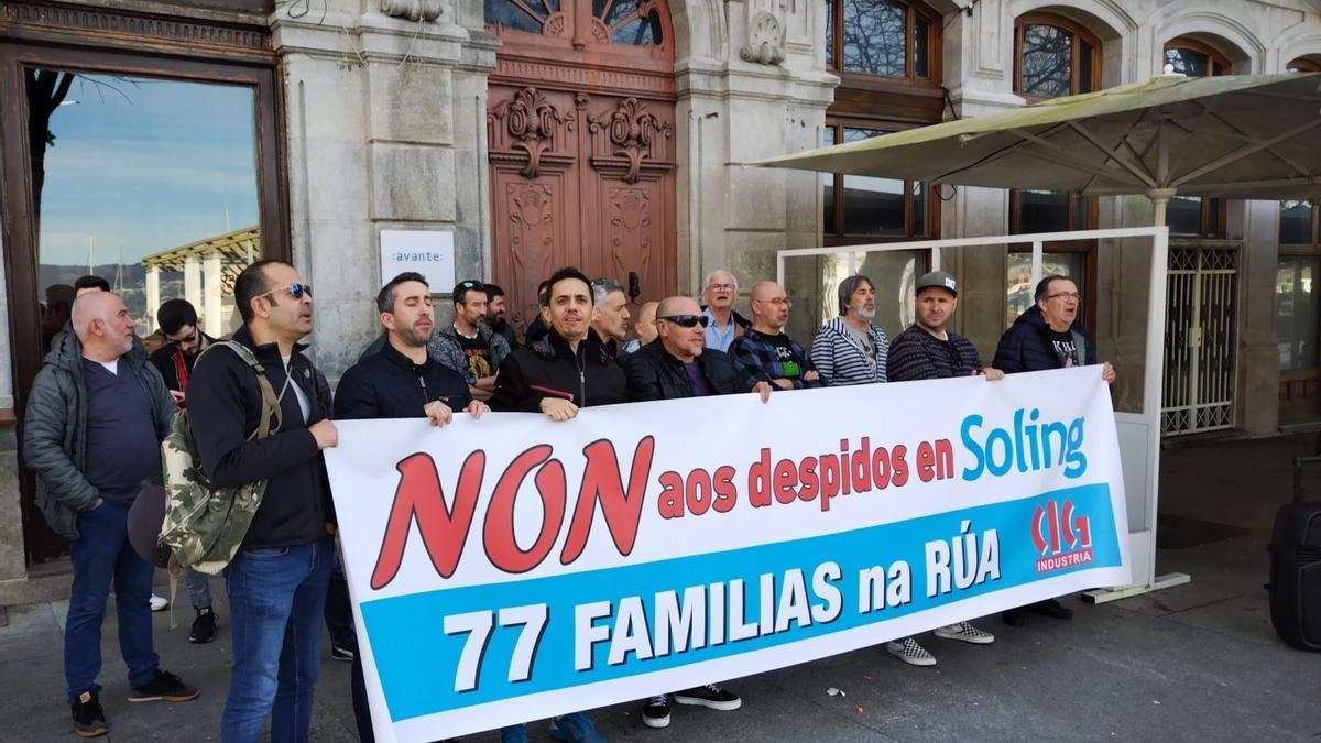 Los trabajadores de Soling, frente a la Asociación Clúster do Naval Galego.