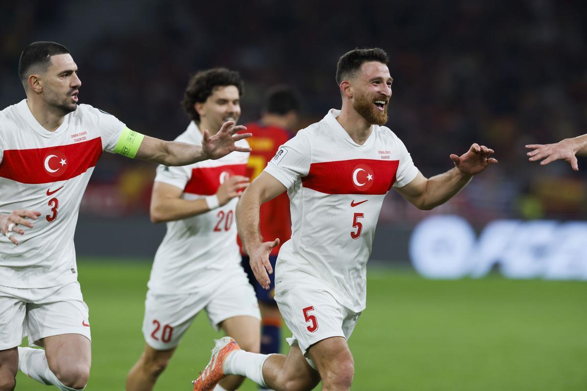 SEVILLA, 18/11/2025.- El centrocampista de la selección turca Salih Özcan (d) celebra tras marcar el segundo gol ante España, durante el encuentro correspondiente a la fase de clasificación para el Mundial 2026 que disputan España y Turquía este martes en el estadio de La Cartuja, en Sevilla. EFE/José Manuel Vidal