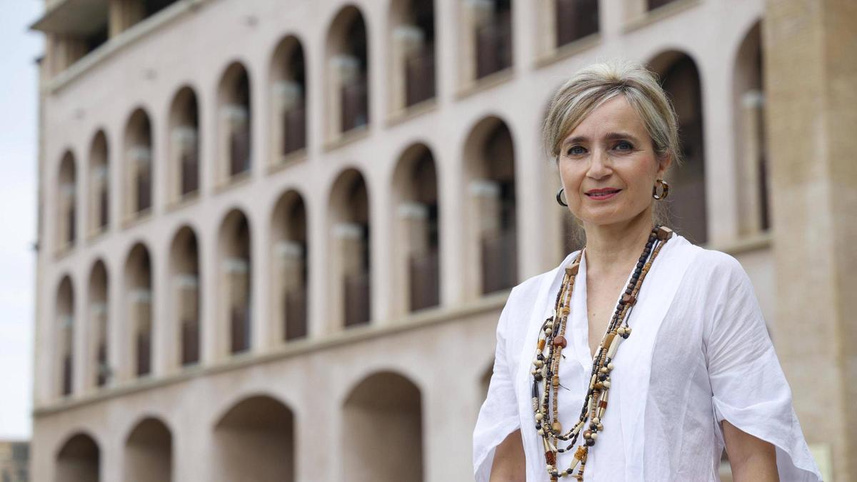 Isabel Pujol davant de la Facultat de Lletres de la UdG