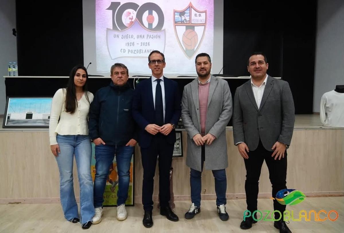 Autoridades y representantes de la Comisión del Centenario del CD Pozoblanco.