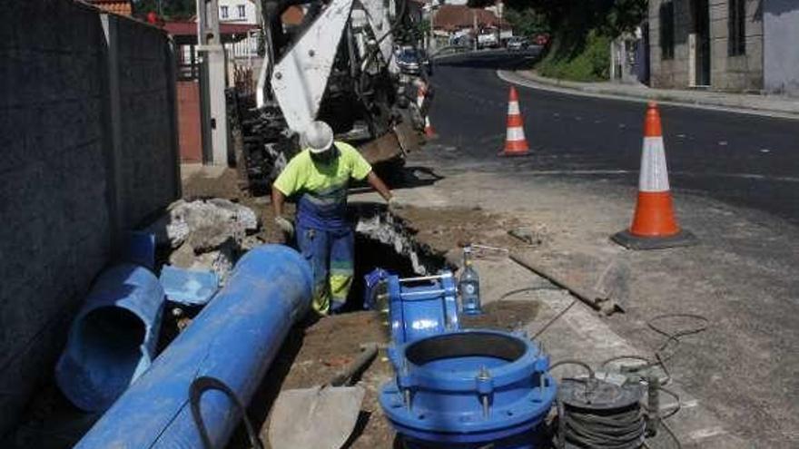 Un operario de Aqualia arregla la avería en la PO-551. // S.Á.