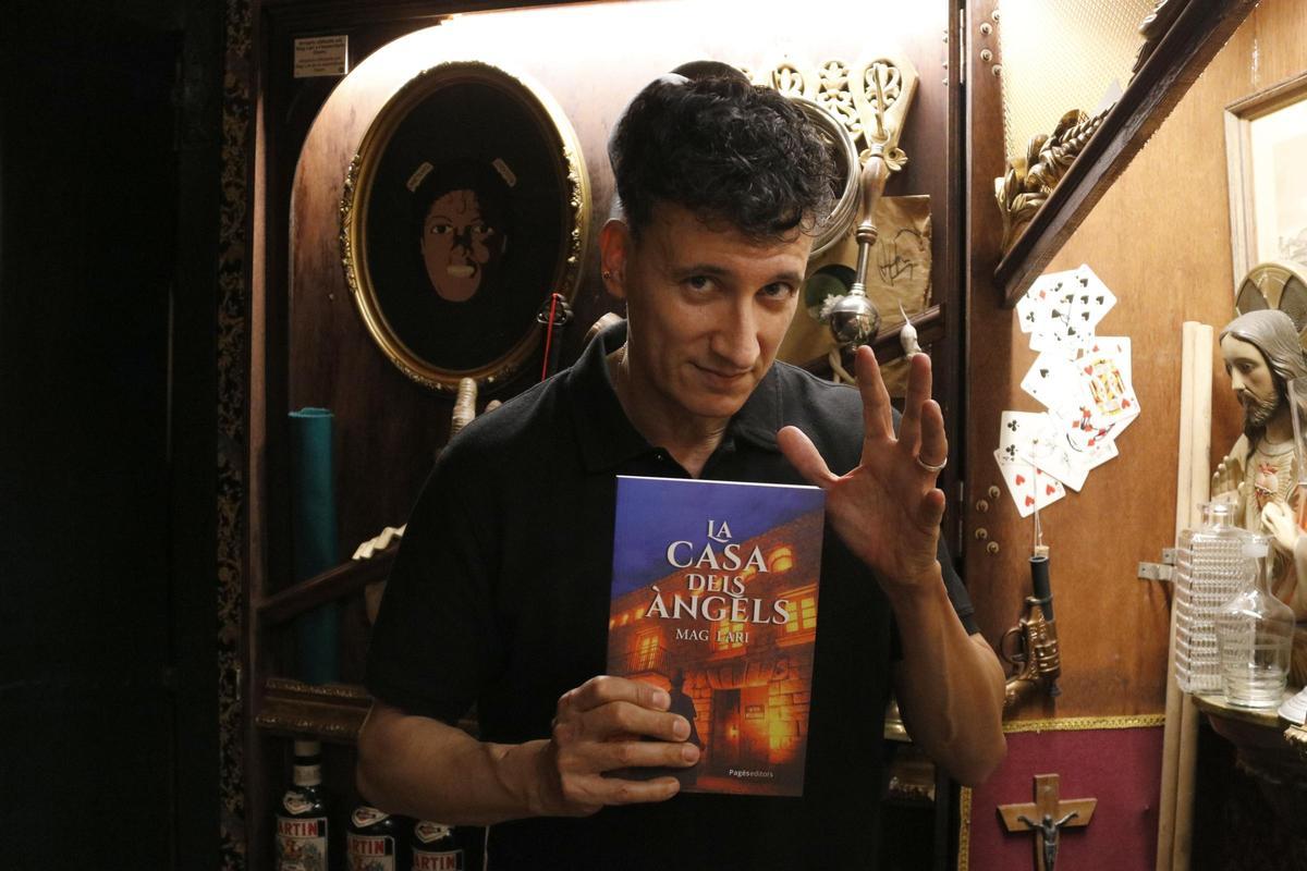 El Mag Lari amb la seva primera novel·la, 'La casa dels àngels'