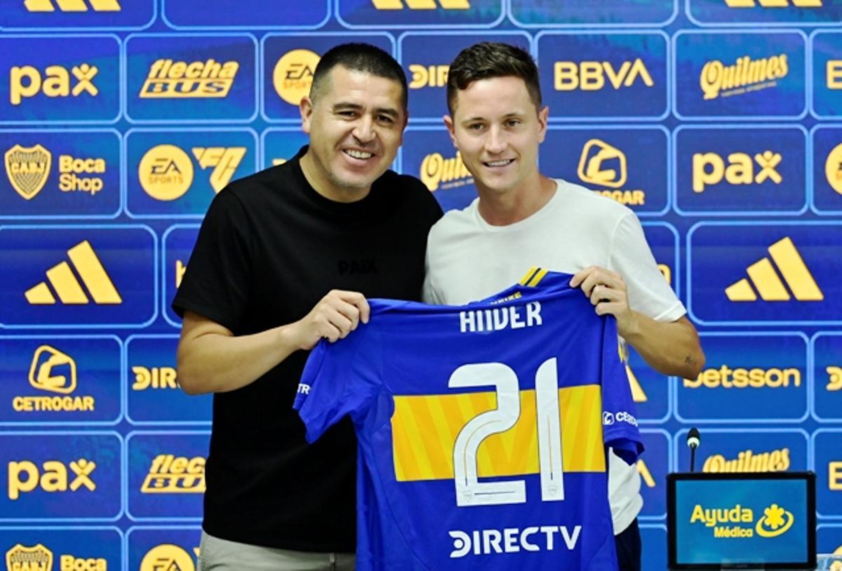 Ander Herrera posa con Juan Ramón Riquelme en su presentación en Boca Juniors.