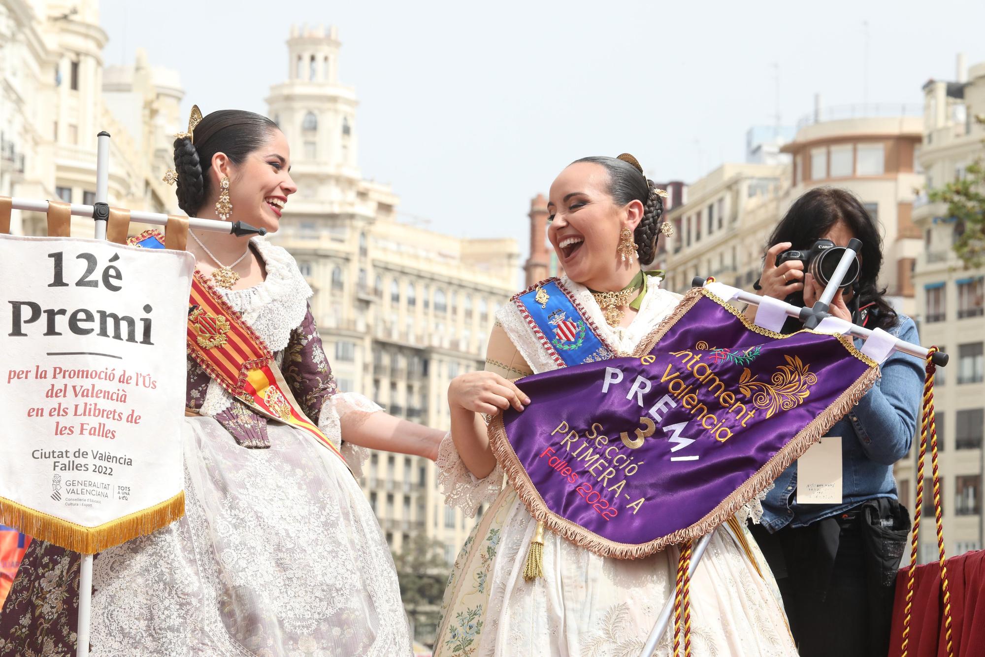 Carmen, la corte y falleras ilustres en la entrega de premios de las Fallas 2022