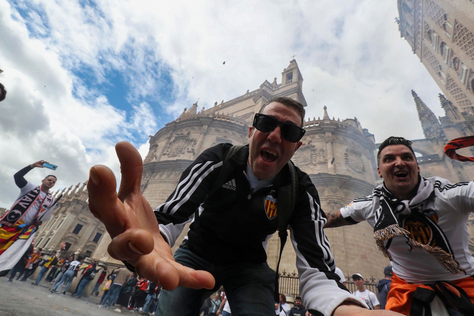 La afición del Valencia CF vibró y sufrió con sus ídolos en Valencia y en Sevilla