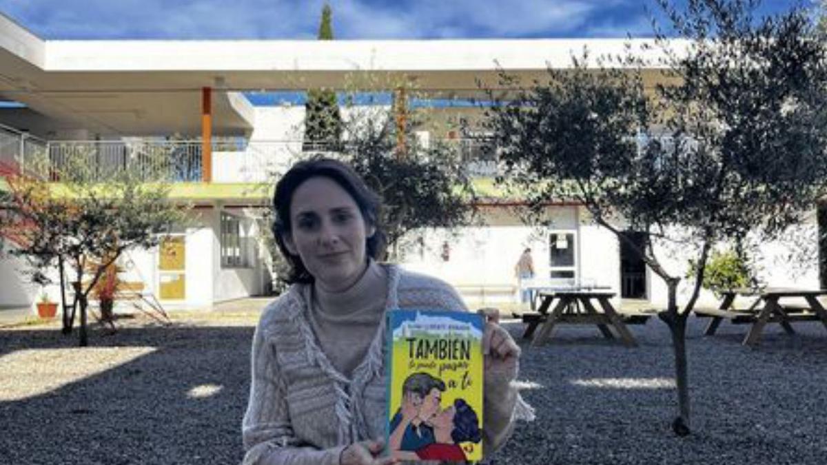 Elena Llorente con su nuevo libro.  |  XICU MARÍ RIBAS