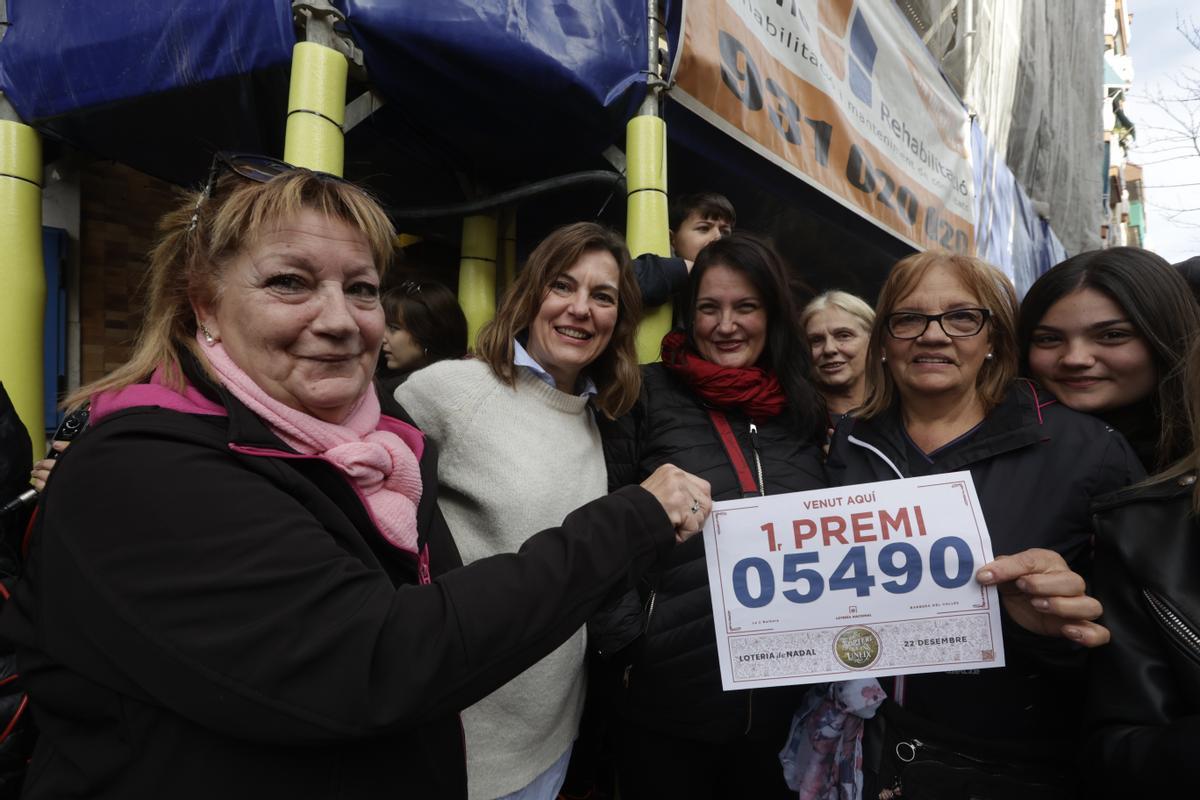 La exalcaldesa de Barberà del Vallès, Sílvia Fuster, (en el centro de la imagen) entre las ganadoras del Gordo de la lotería de Navidad 2022.