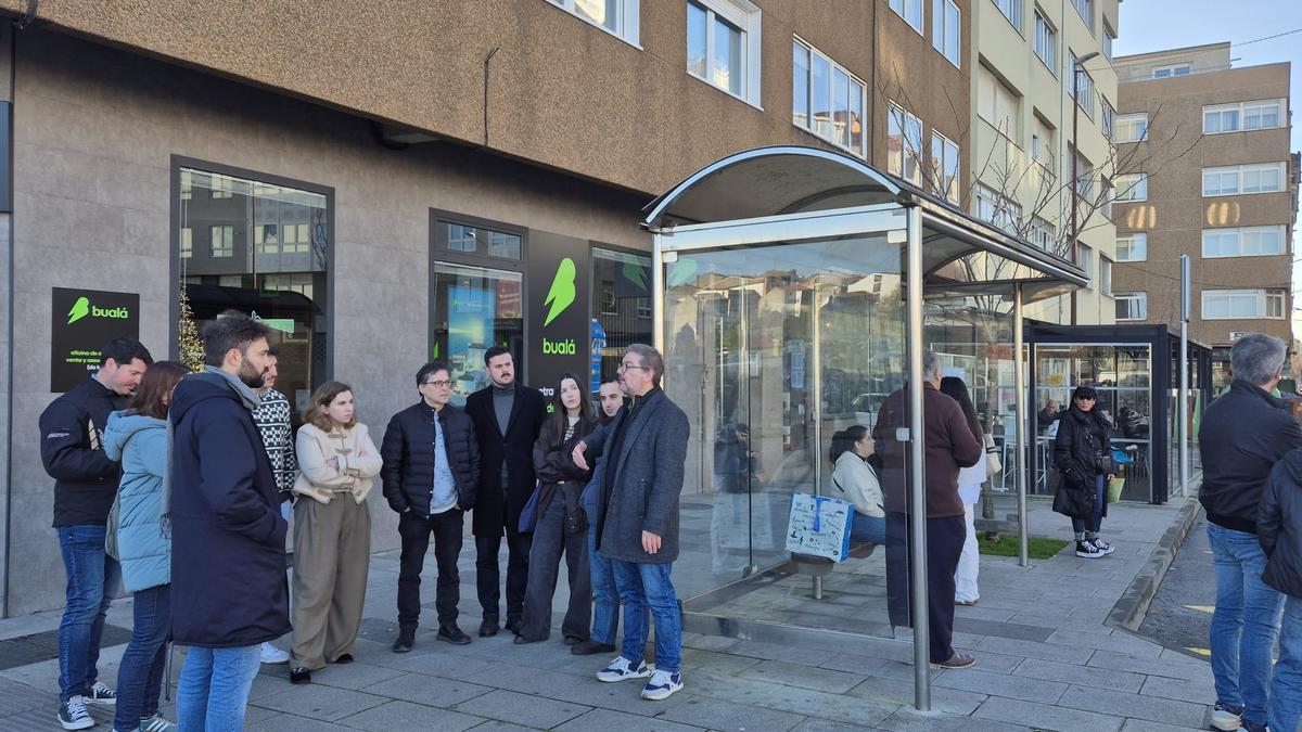Representantes do BNG, á esquerda, diante dunha das paradas de bus en Carballo.