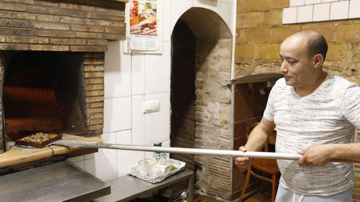 En Mohammed Wakkas prepara uns cargols a la Taverna del Cargol de Pont de Molins.