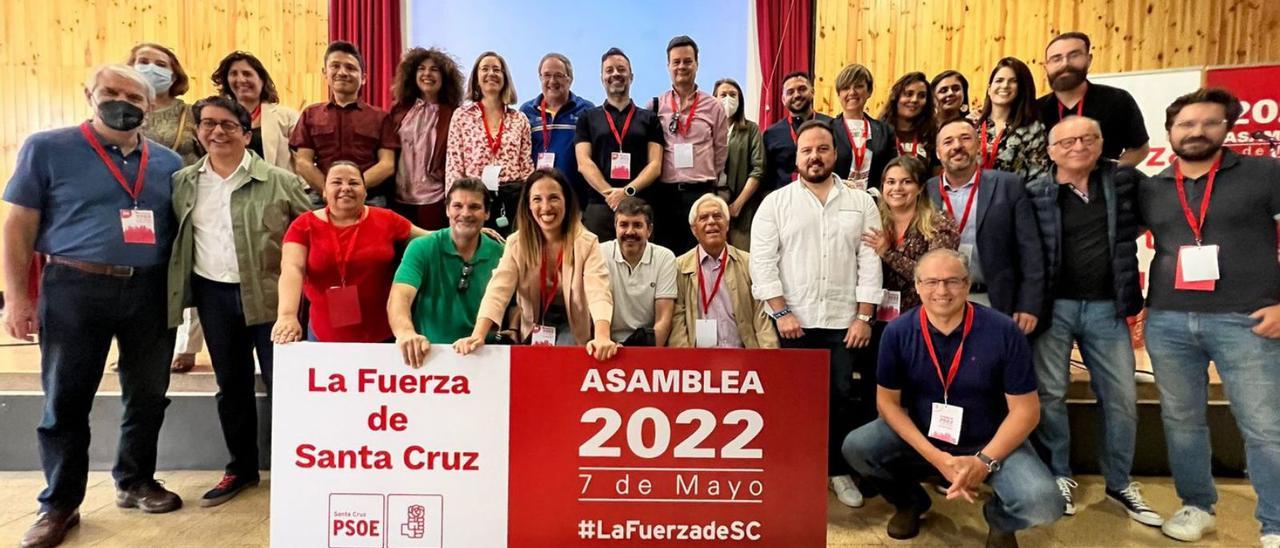 Foto de grupo de la familia socialista tras la asamblea local de Santa Cruz.