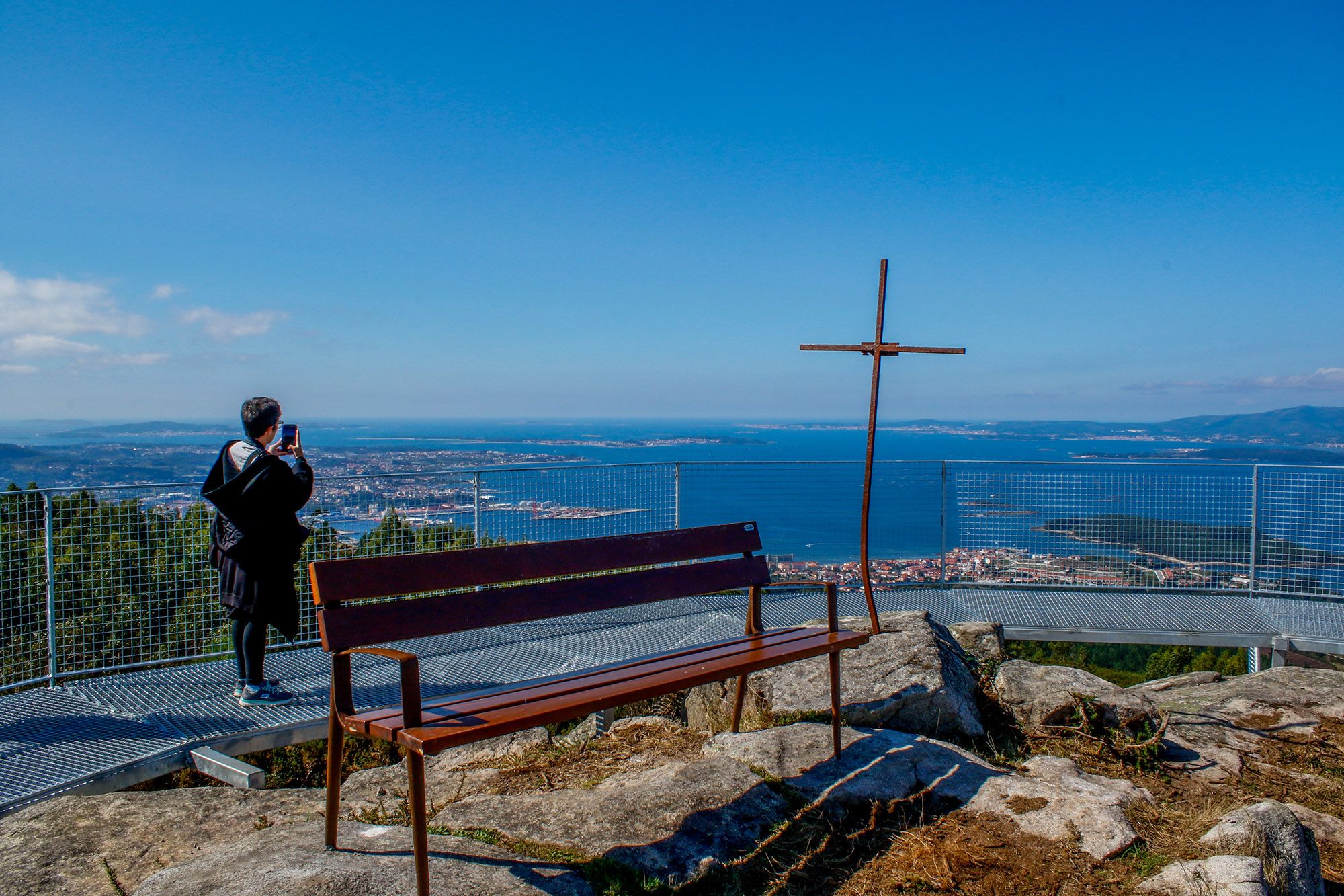 Un banco mira hacia el río Ulla y otro hacia la ría de Arousa