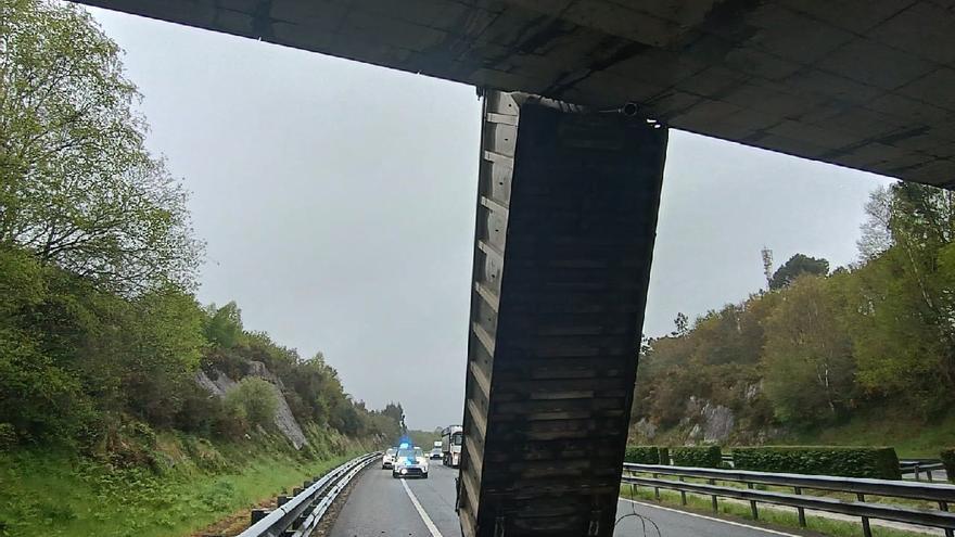 El remolque de un camión queda empotrado contra un puente en la A-6 en Lugo