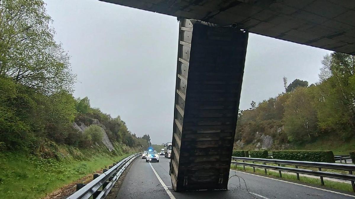 El semirremolque del camión, empotrado contra un paso elevado.