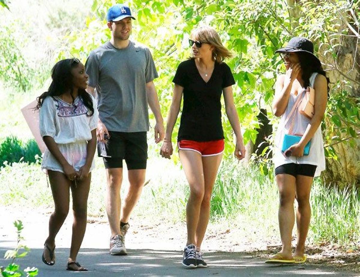 Taylor Swift sale a dar un vuelta con unos amigos por un parque de Malibú