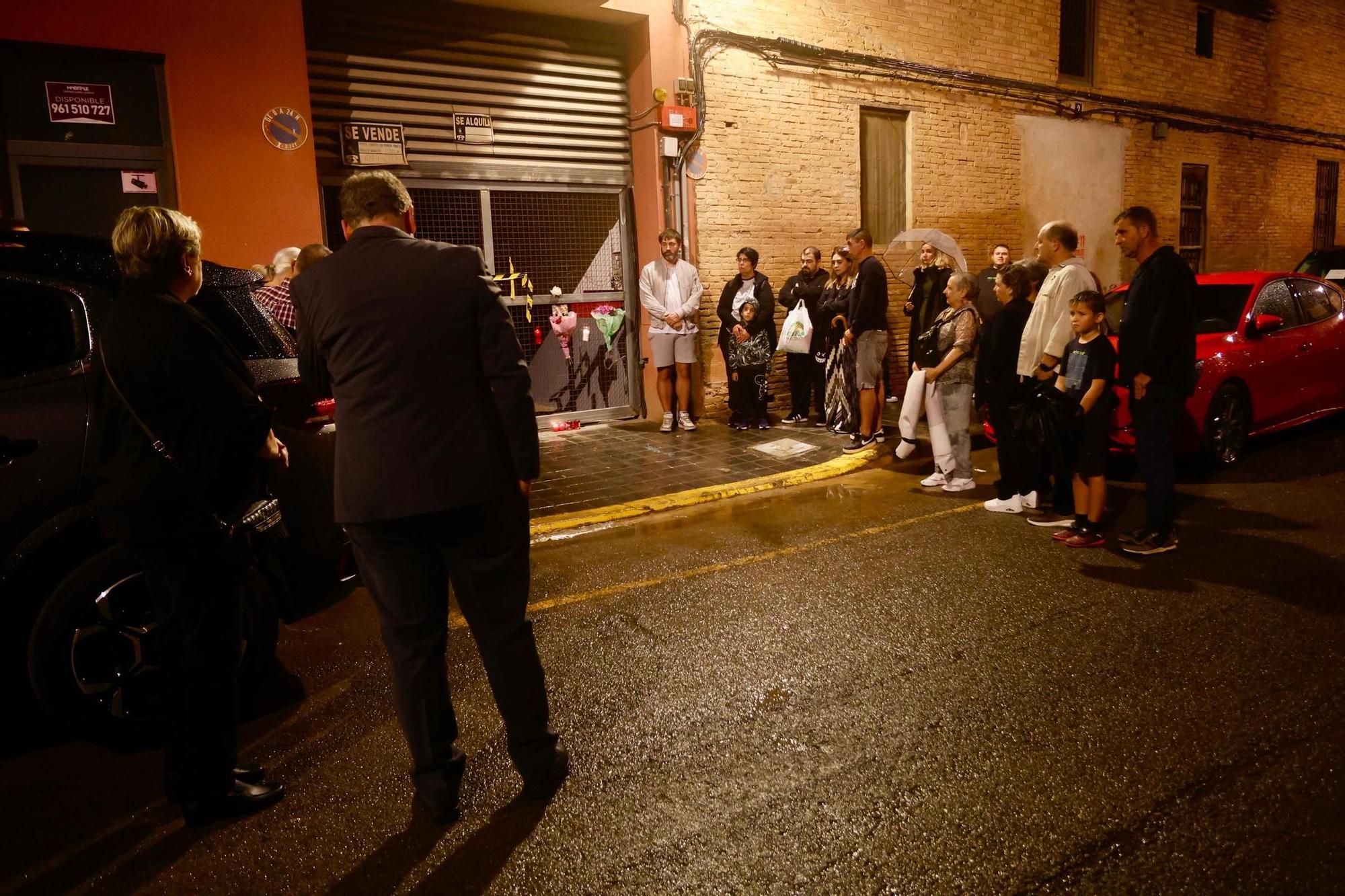 Minuto de silencio frente al garaje de la Torre donde murieron siete personas el 29-O