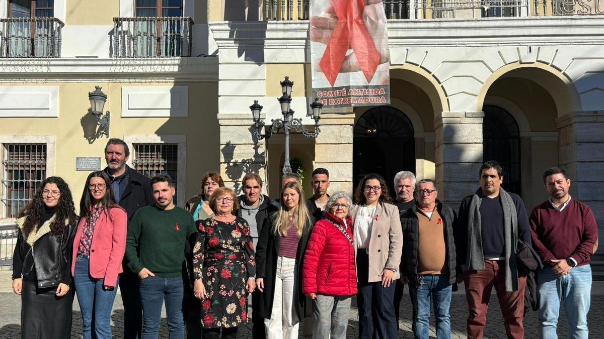 Participantes en el acto institucional por el Día Mundial contra el VIH/Sida en el Ayuntamiento de Badajoz.