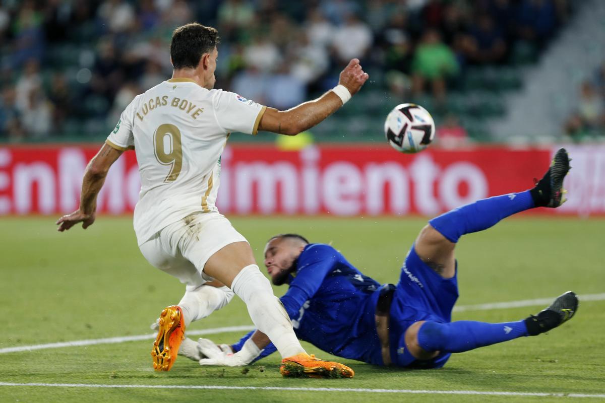 ELCHE (ALICANTE), 04/06/2023.- El delantero del Elche Lucas Boyé (i) trata de superar al portero Jeremías Ledesma, del Cádiz, durante el partido de Liga en Primera División que Elche CF y Cádiz CF disputan este domingo en el estadio Martínez Valero. EFE/Manuel Lorenzo