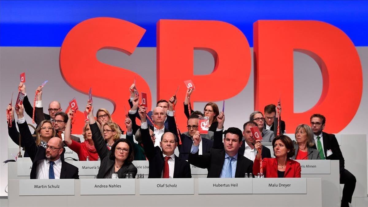 Miembros de la dirección del SPD votan, junto a los demás delegados, a favor de negociar con Merkel.