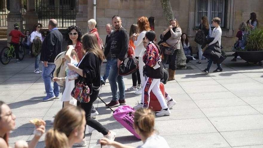 Un grupo de turistas con sus maletas, ayer, por el centro histórico de Avilés.