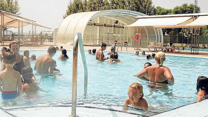 Una de las piscinas municipales de Elche, en imagen de archivo.