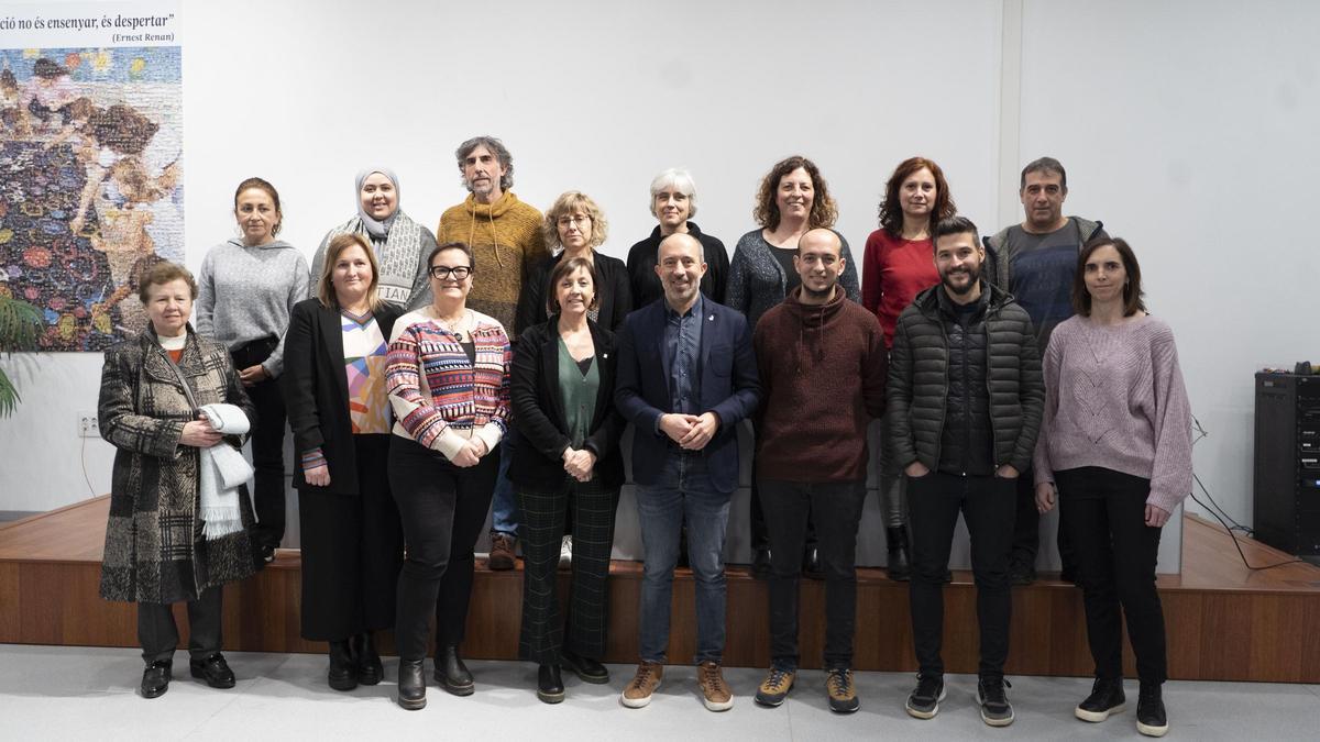 Gemma Boix, d'Educació de la Catalunya central, i l'alcalde, Marc Aloy, amb membres del grup de treball que ha elaborat la proposta