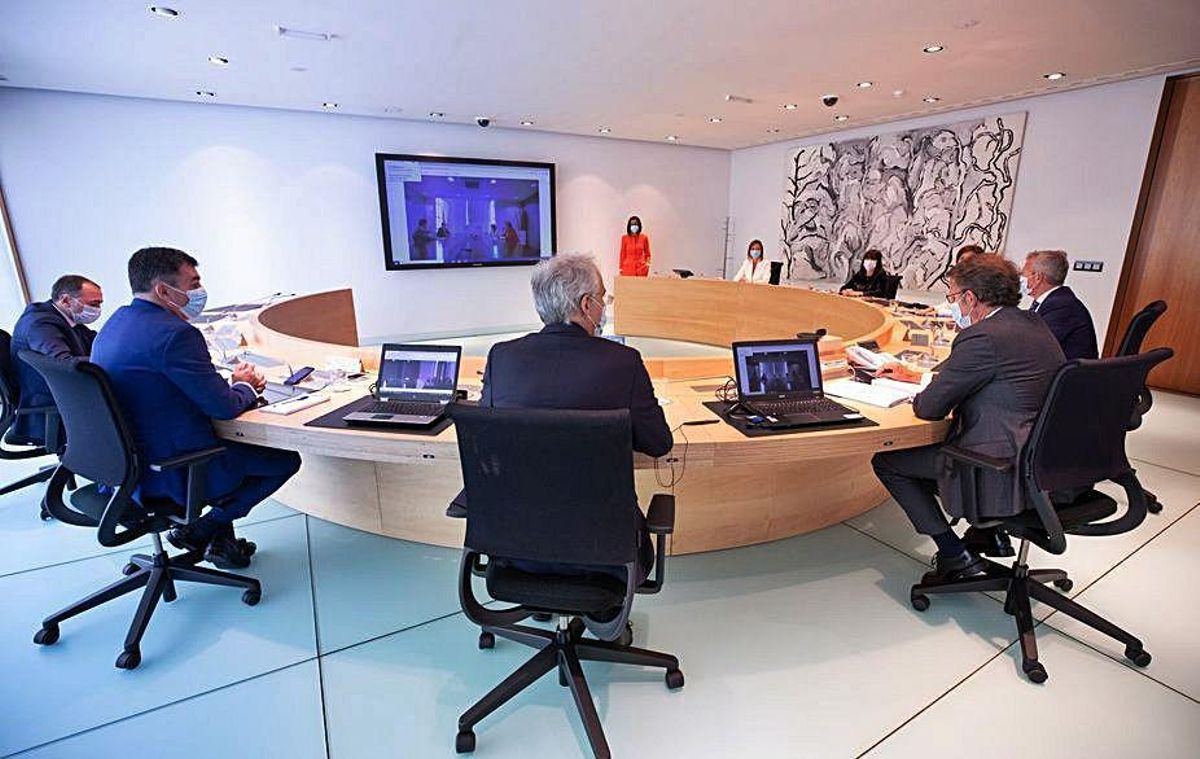 Feijóo justifica que Almuíña quería irse y que cesó a Pomar para no crear más consellerías