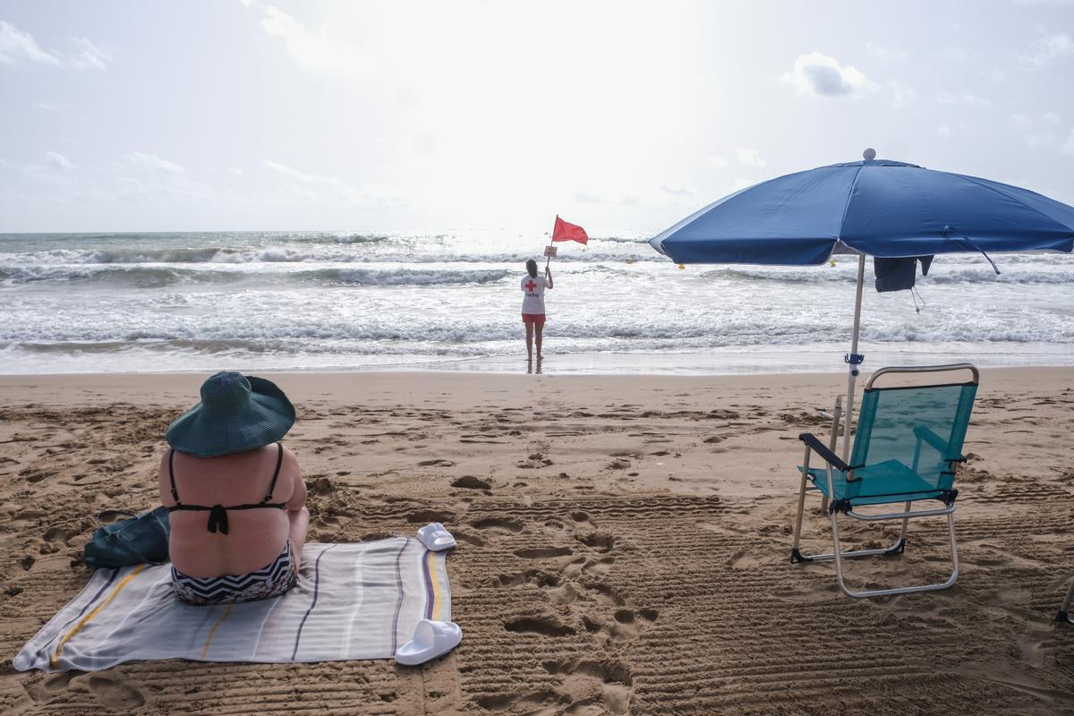 La playa de Guardamar en un día de levante de este mes de agosto con  bandera roja