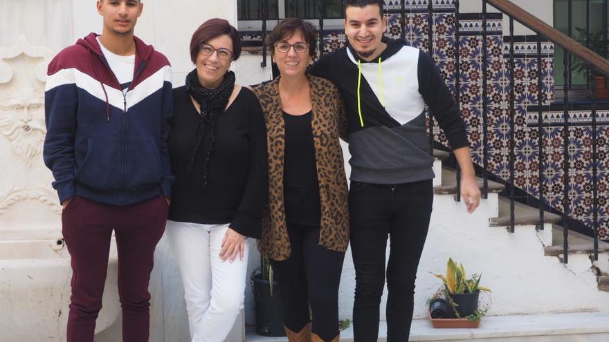 Oualid y Mostafa, dos de los jóvenes procedentes del sistema de protección de menores que estudian en el Gaona, junto a la profesora Cristina Reglero y la psicóloga Genoveva Pérez.
