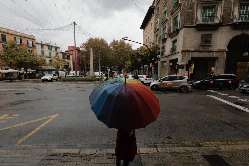 La 'marea naranja'  por la enseñanza concertada se manifiesta en coche por las calles de Palma