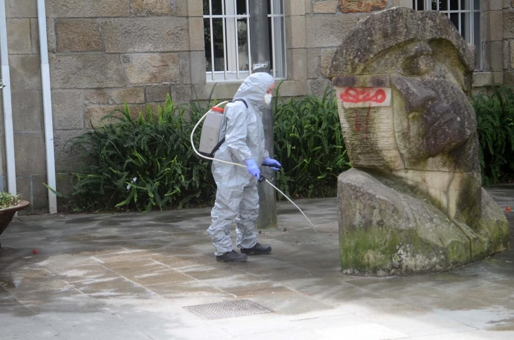 Medidas coronavirus en Caldas: tareas de limpieza en el entorno de la residencia en cuarentena