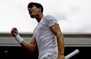 Alcaraz no falla en su estreno en Wimbledon y supera a Lajal con algo de sufrimiento