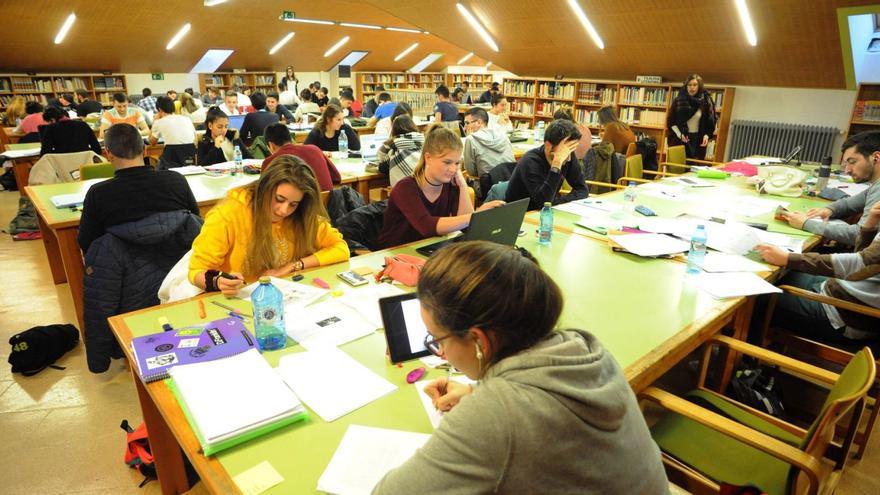 Imagen de archivo de estudiantes trabajando en la biblioteca municipal de Vilagarcía. |   // IÑAKI ABELLA